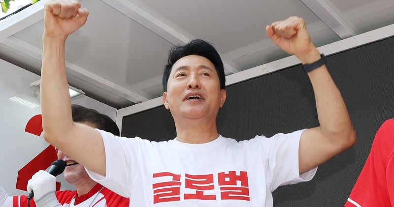 오세훈 국민의힘 서울시장 후보가 2일 서울 양천구 신곡시장에서 유권자들을 향해 지지를 호소하고 있다. 2026.6.2/뉴스1