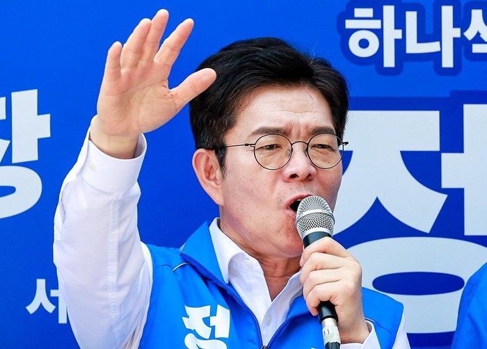 정원오 더불어민주당 서울시장 후보가 제9회 전국동시지방선거일을 하루 앞둔 2일 서울 영등포구 여의도우체국 앞에서 열린 집중유세 현장에 참석해 지지를 호소하고 있다. 2026.6.2/뉴스1