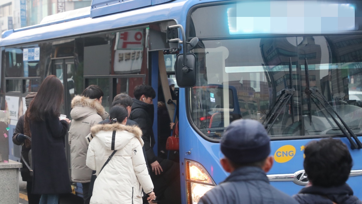 시내버스 안이 순식간에 공포로…10대가 또 다른 10대에 흉기 휘둘러