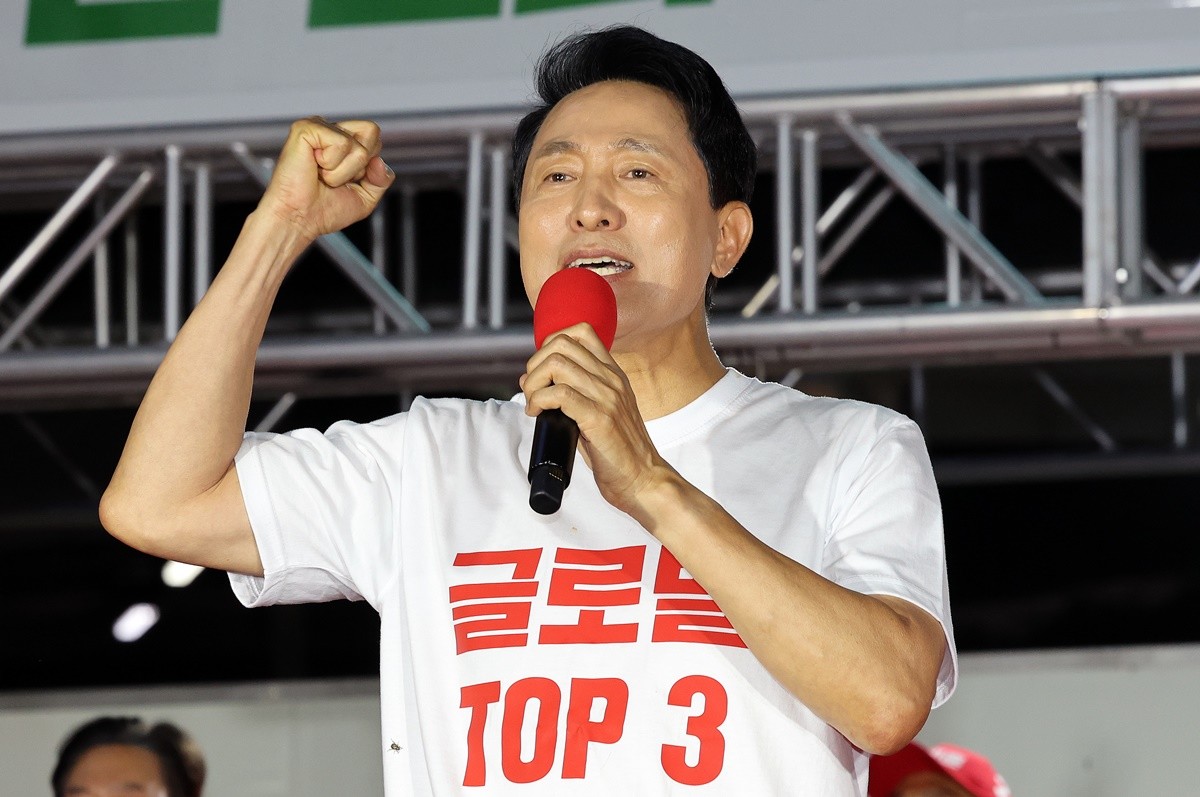 오세훈 국민의힘 서울시장 후보가 2일 서울 서대문구 신촌역 스타광장에서 열린 파이널 유세에서 지지를 호소하고 있다. / 뉴스1