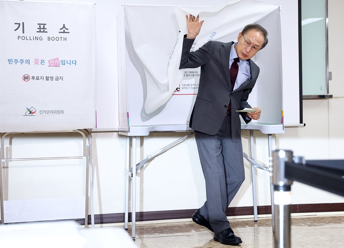 투표한 이명박 전 대통령 “많은 국민이 선거에 참여했으면 좋겠다”