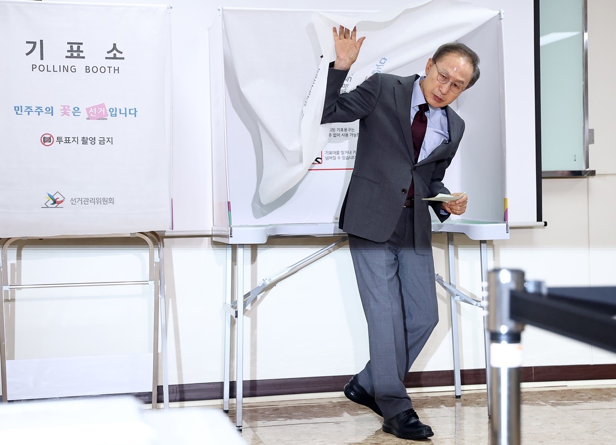 이명박 전 대통령이 제9회 전국동시지방선거일인 3일 오전 서울 국민연금공단서울남부지역본부에 마련된 논현1동 제3투표소에서 투표를 하고 있다. 이 전 대통령은 투표소에서 투표한 뒤 취재진과 만나 '투표는 국민의 의무니까 잘 참여했고 많은 국민들이 이 선거에 참여했으면 좋겠다'라고 말했다. 이 전 대통령은 이날 투표소 입구에서 만난 시민들의 요청을 받고 사인을 해주거나 같이 사진을 찍었고 투표소로 들어가는 길에 주변에 '투표했어요?'라고 묻기도 했다. / 연합뉴스