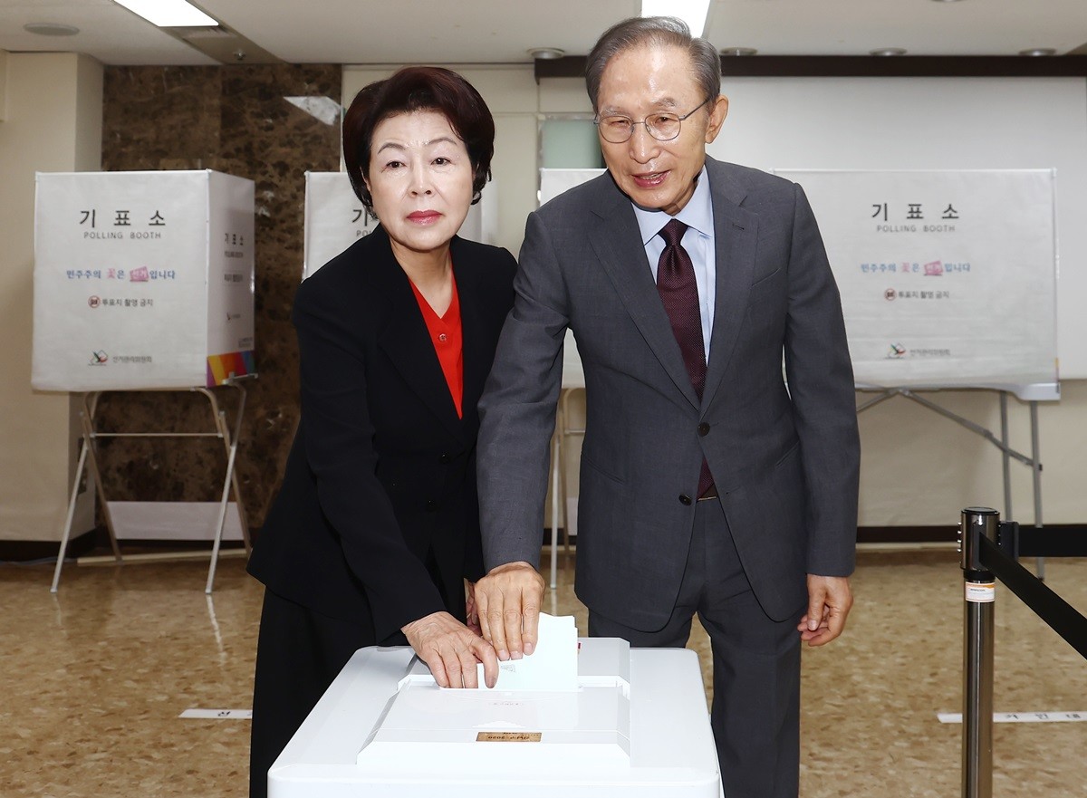 이명박 전 대통령과 부인 김윤옥 여사가 3일 오전 서울 강남구 국민연금공단 서울남부지역본부에 마련된 제9회 전국동시지방선거 투표소에서 투표를 하고 있다. 이 전 대통령은 투표소에서 투표한 뒤 취재진과 만나 '투표는 국민의 의무니까 잘 참여했고 많은 국민들이 이 선거에 참여했으면 좋겠다'라고 말했다. 이 전 대통령은 이날 투표소 입구에서 만난 시민들의 요청을 받고 사인을 해주거나 같이 사진을 찍었고 투표소로 들어가는 길에 주변에 '투표했어요?'라고 묻기도 했다. / 뉴스1
