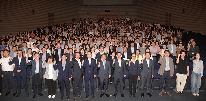 강기정 광주광역시장이 2일 시청 대회의실에서 열린 정례조회에 참석해 ‘정례조회로 돌아보는 민선 8기의 여정'을 주제로 민선 8기 4년간의 변화와 광주의 미래가치를 공유한 후 기념촬영을 하고 있다. /광주광역시