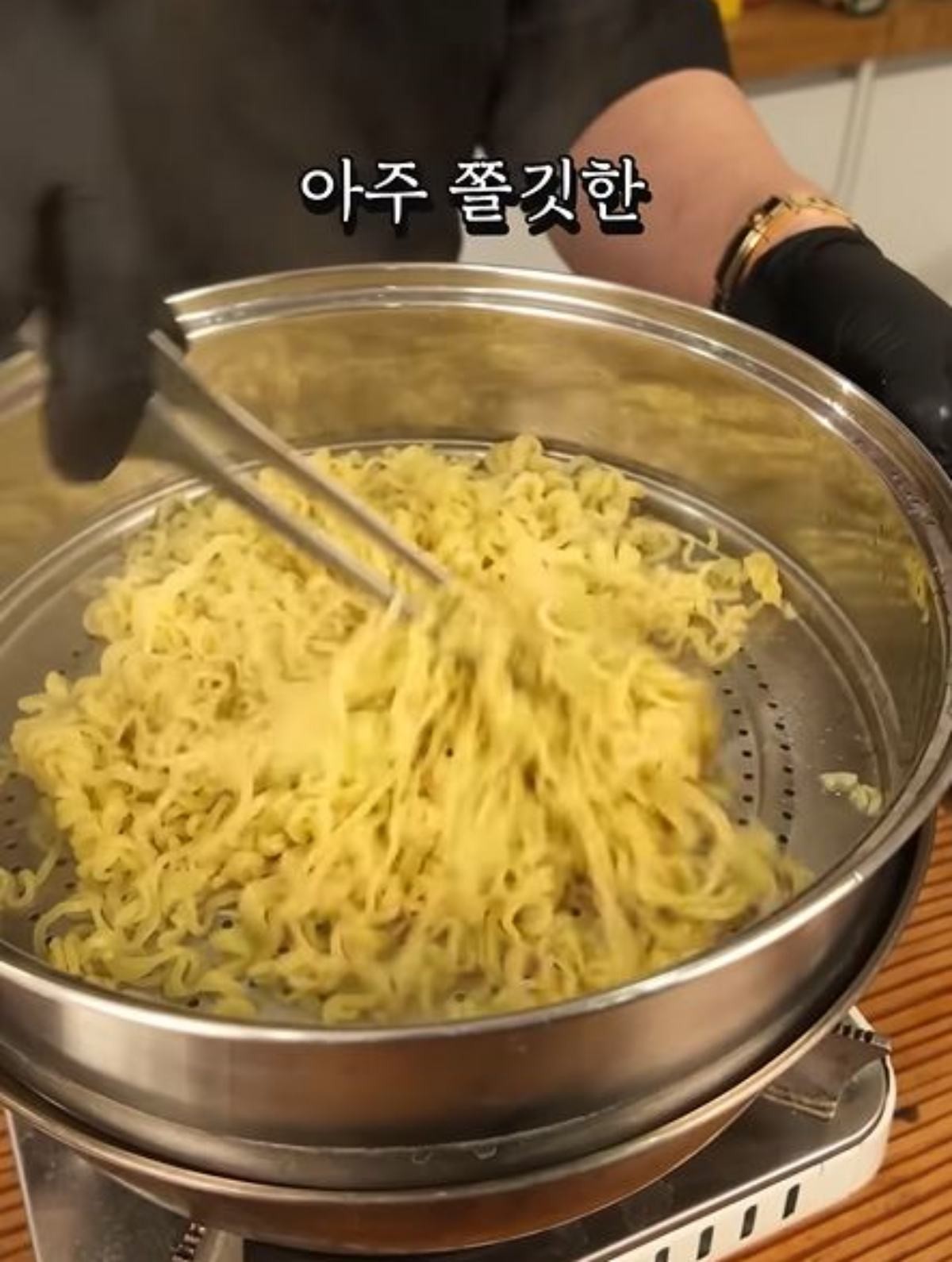 찜기로 라면을 찐 후 잘 풀어주는 모습. / 유튜브 '수부해TV subuhae'