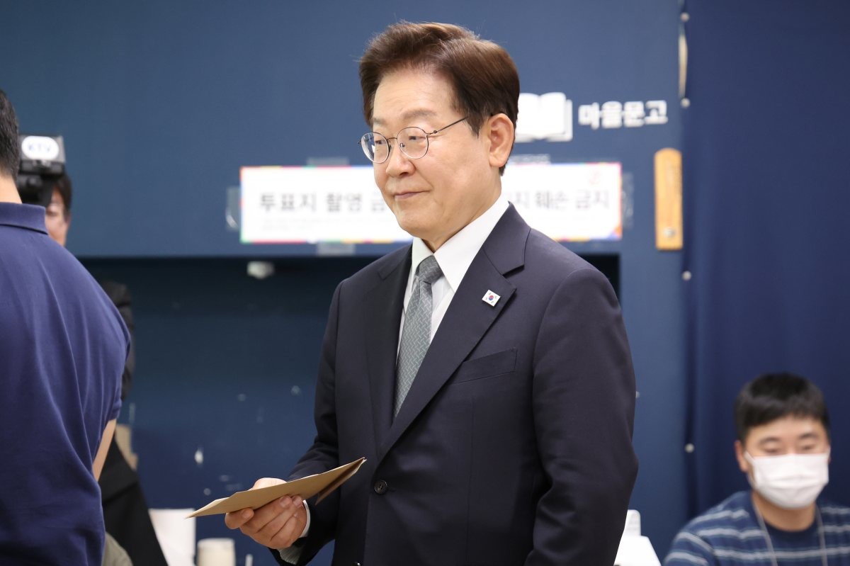 이재명 대통령이 제9회 전국동시지방선거 사전투표 첫날인 지난달 29일 서울 삼청동 주민센터에 마련된 사전투표소에서 투표를 하기 위해 투표 용지를 들고 기다리고 있다.  / 뉴스1