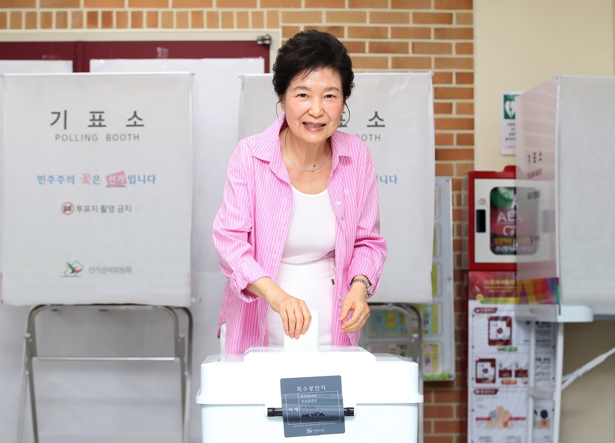 박근혜 전 대통령, 대구서 투표…취재진에 남긴 말은? 