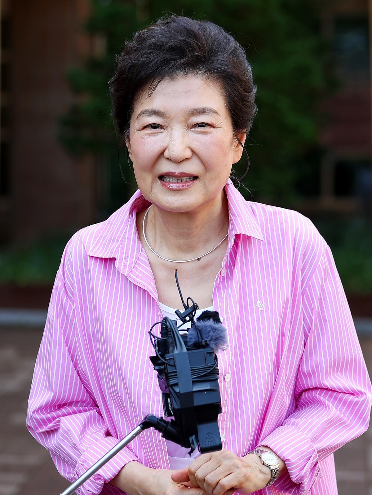 박근혜 전 대통령이 3일 오전 대구 달성군 비슬초등학교에 마련된 유가읍 제3투표소를 찾아 투표를 마친 뒤 취재진 질문에 답하고 있다. 박  전 대통령은 투표를 마친 뒤 취재진을 만난 자리에서 '투표는 국민의 정말 중요한 권리이며 동시에 의무'라며 '그래서 모든 분이 그 소중한 한표를 다 행사하셔서 더 좋은 우리나라에 미래를 만들어주셨으면 한다'라고 투표 소감을 말했다. 이어 '소중한 한 표 한 표가 모여서 나라가 나아갈 방향이 정해지니까 '많이'가 아니라 '반드시' 참여해 주셨으면 하는 바람이 있다'라고 했다.      / 뉴스1