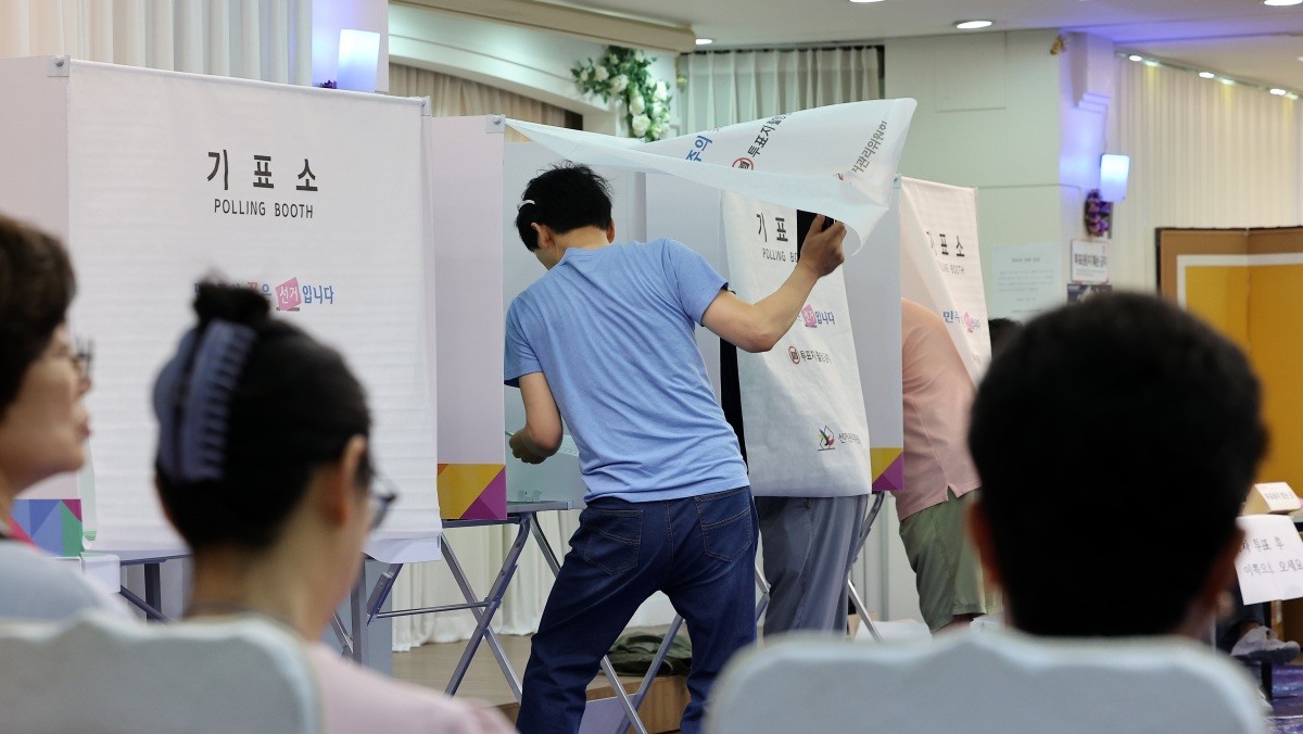 제9회 전국동시지방선거일인 3일 오전 서 서울의 한 투표소에서 유권자들이 투표하고 있다. 기사의 이해를 돕기 위한 사진 / 뉴스1