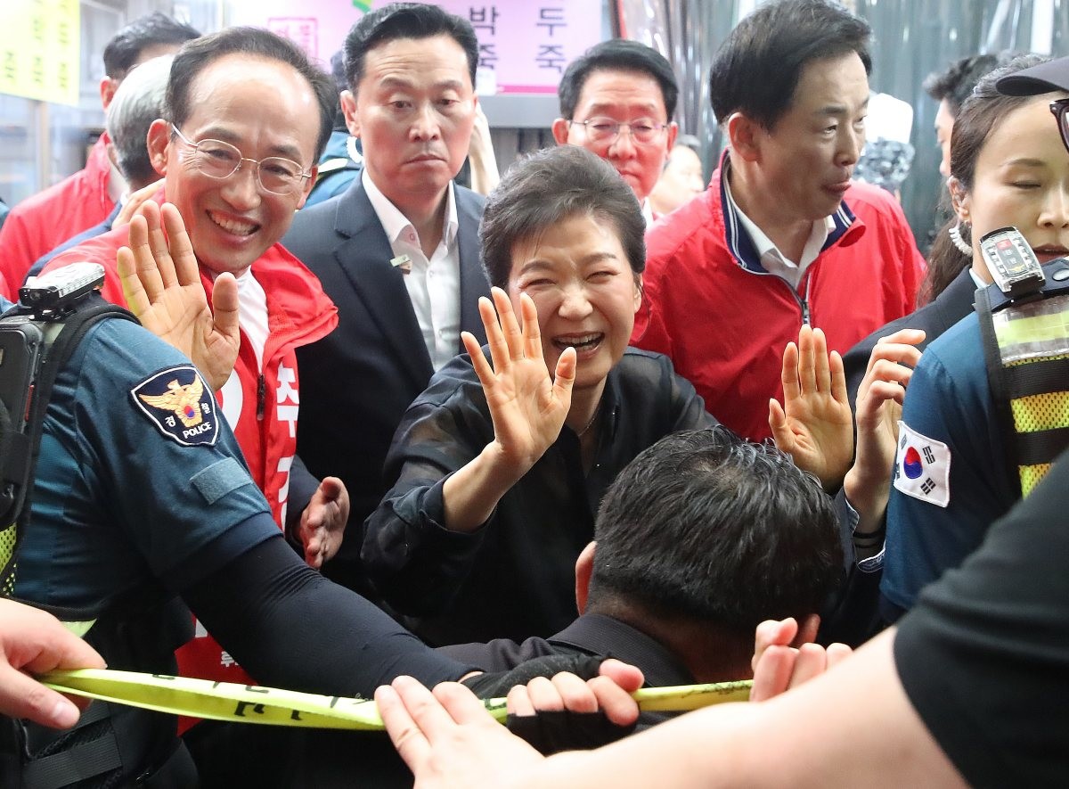 박근혜 전 대통령과 추경호 국민의힘 대구시장 후보가 지난달 31일 오후 대구 중구 서문시장을 찾아 시민과 인사 나누고 있다. / 뉴스1