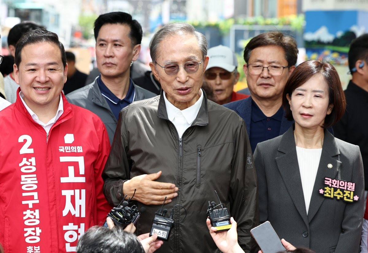 고재현 국민의힘 성동구청장 후보의 지원 유세에 나선 이명박 전 대통령이 지난 1일 오전 서울 성동구 서울숲에서 발언하고 있다.  / 뉴스1