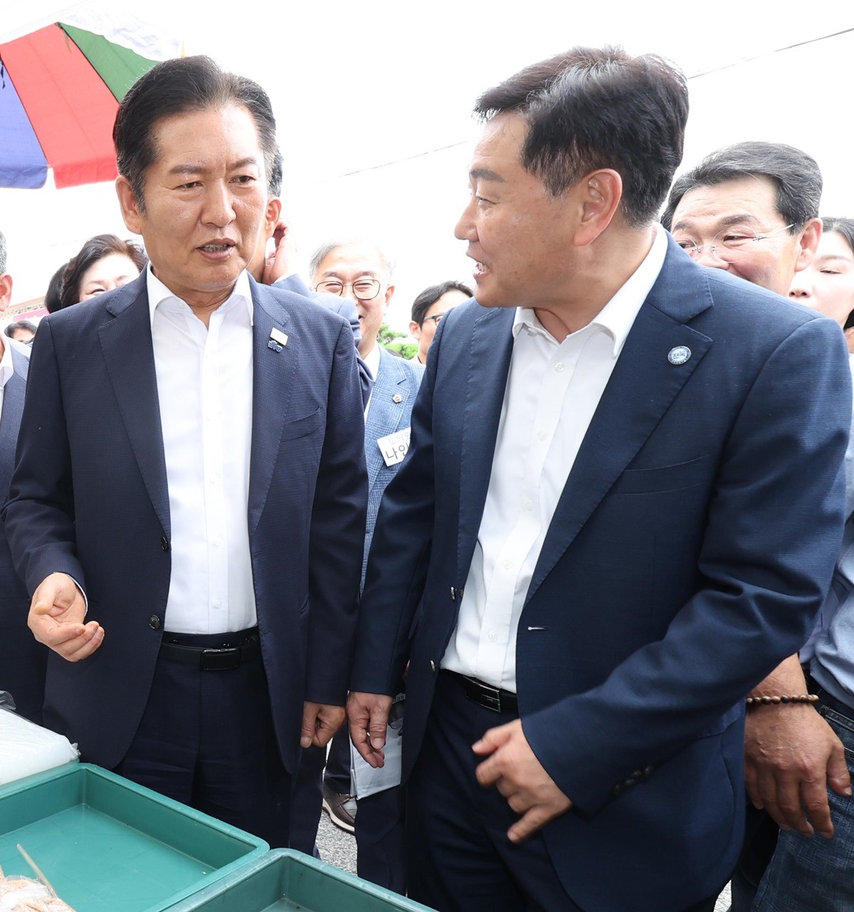 2025년 10월 2일 정청래 더불어민주당 대표(왼쪽)가 전북 김제시 전통시장을 찾아 장을 보며 김관영 전북지사와 대화를 나누고 있는 모습. / 뉴스1