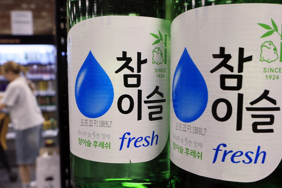 참이슬 후레쉬 소주 모습. 기사 이해를 돕기 위한 자료 사진. 하이트진로는 변화하는 소비자 선호에 맞춰 자사 소주 브랜드 '참이슬 후레쉬'의 알코올 도수를 기존 16도에서 15.7도로 조정한다고 최근 밝혔다. 하이트진로에 따르면 이번 주질 리뉴얼은 약 2년 4개월 만이다. 알코올 도수가 낮아진 새로운 '참이슬 후레쉬'는 6월 중순부터 순차적으로 전국 유통 채널을 통해 판매될 예정이다. / 뉴스1
