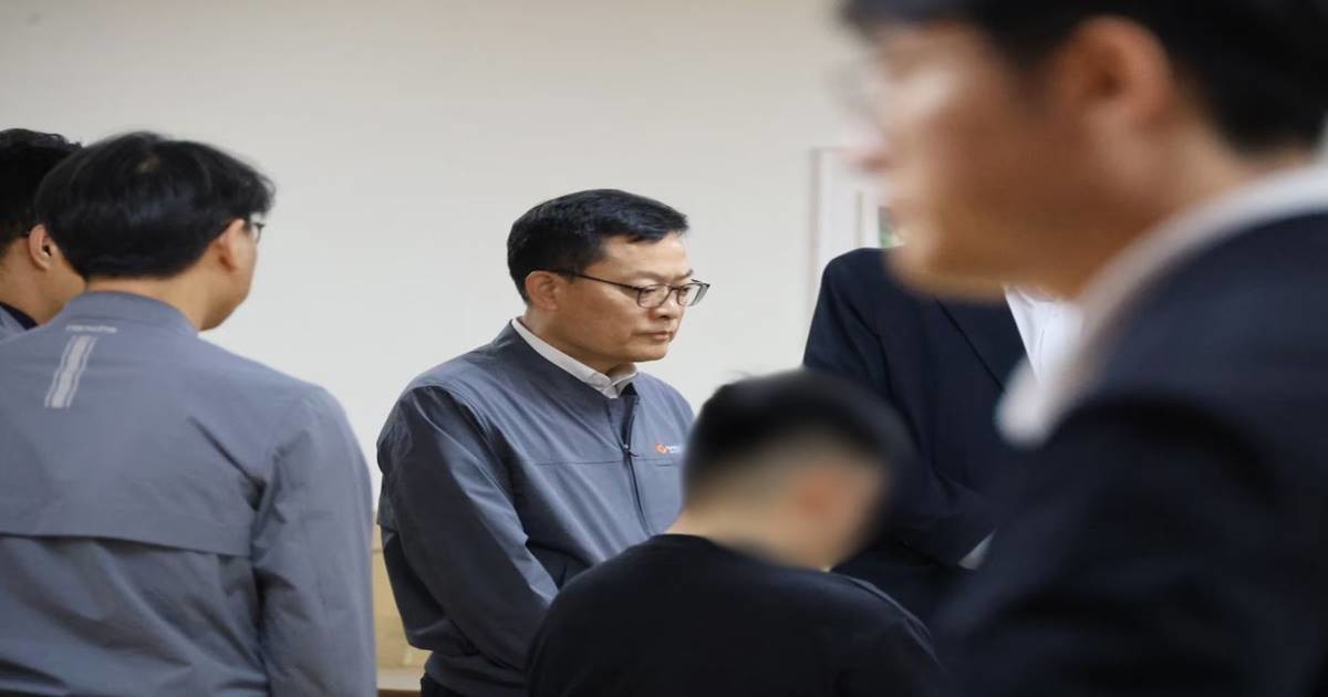 손재일 한화에어로스페이스 대표가 3일 오전 대전 유성구의 한 장례식장에서 폭발 사고 희생자 유가족들의 항의와 질책을 들으며 침통한 표정을 짓고 있다. / 사진=연합