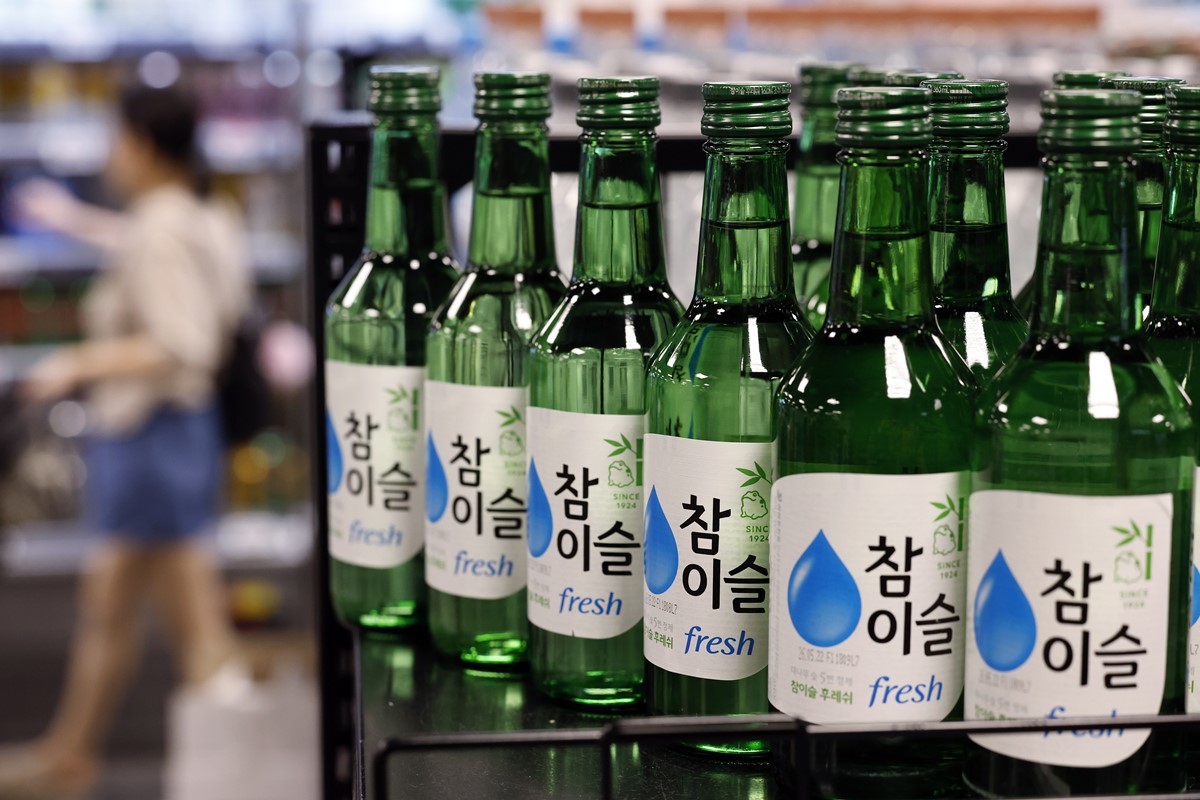 참이슬 후레쉬 소주 모습. 기사 이해를 돕기 위한 자료 사진. 하이트진로는 변화하는 소비자 선호에 맞춰 자사 소주 브랜드 '참이슬 후레쉬'의 알코올 도수를 기존 16도에서 15.7도로 조정한다고 최근 밝혔다. 하이트진로에 따르면 이번 주질 리뉴얼은 약 2년 4개월 만이다. 알코올 도수가 낮아진 새로운 '참이슬 후레쉬'는 6월 중순부터 순차적으로 전국 유통 채널을 통해 판매될 예정이다. 이와 관련해 하이트진로는 '최근 주류 시장 음용 트렌드 변화에 적극 대응하고자 기획했다'라며 '시장 전반에 확산하는 저도화 트렌드와 깨끗한 음용감을 선호하는 소비자 수요를 반영한 것'이라고 설명했다. / 뉴스1