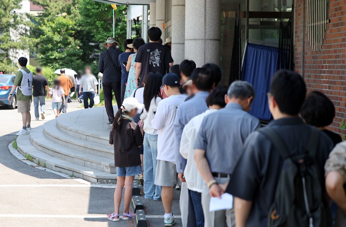 제9회 전국동시지방선거 및 국회의원 재·보궐 선거일인 3일 서울 강남구 언주중학교에 마련된 삼성2동 제3투표소에서 유권자들이 한 표를 행사하기 위해 줄 서서 기다리고 있다. 기사 이해를 돕기 위한 자료 사진. 중앙선거관리위원회는 3일 오후 1시 현재 제9회 전국동시지방선거 투표율이 46.0%로 집계됐다고 밝혔다.     / 뉴스1