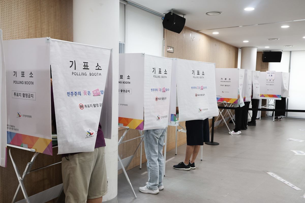 제9회 전국동시지방선거일인 3일 서울 동작구 상도4동 주민센터에 마련된 투표소에서 유권자들이 투표하고 있다. 사건과는 무관. / 연합뉴스
