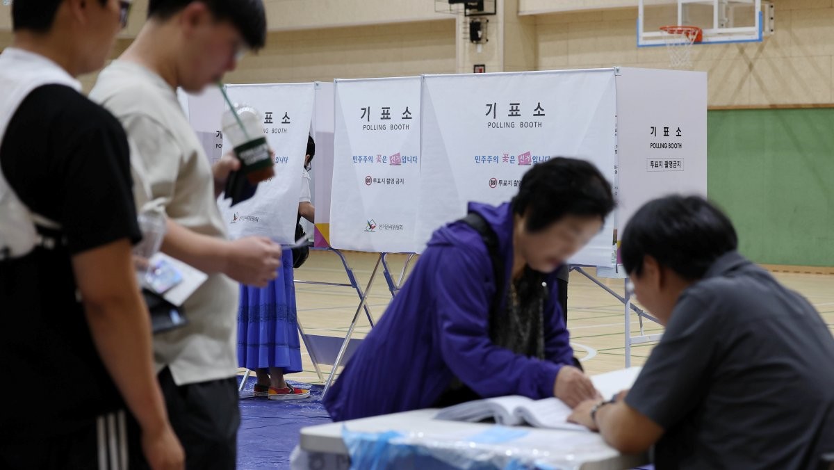 제9회 전국동시지방선거일인 3일 서울 도봉구의 한 실내스포츠센터에 마련된 투표소에서 유권자들이 투표 절차를 밟고 있다.  / 연합뉴스