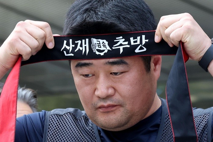 전국금속노동조합원이 2일 오전 서울 중구 한화 본사 앞에서 열린 한화에어로스페이스 중대재해 참사 한화그룹 규탄 기자회견에서 '산재 추방' 이라고 적힌 머리띠를 두르고있다. 2026.6.2/뉴스1