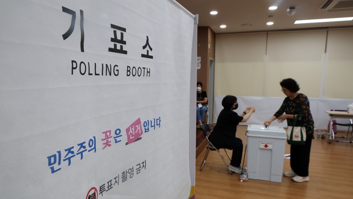 제9회 전국동시지방선거일인 3일 서울 동작구 상도4동 주민센터에 마련된 투표소에서 유권자들이 투표하고 있다. / 연합뉴스