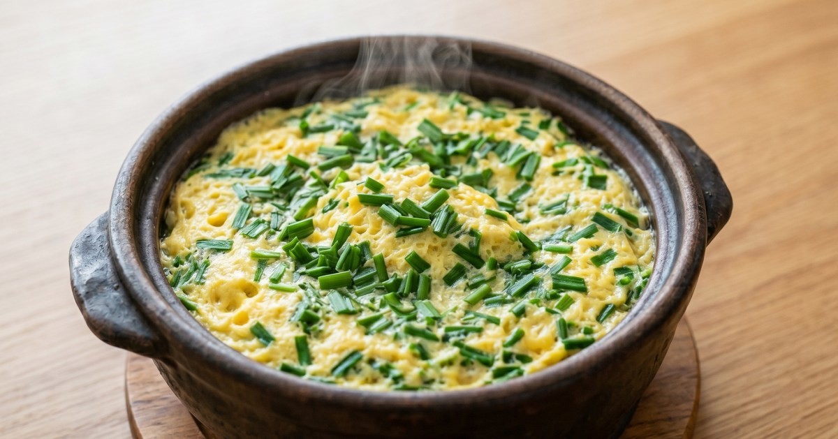 계란찜에 부추를 넣은 모습. AI가 생성한 자료사진.