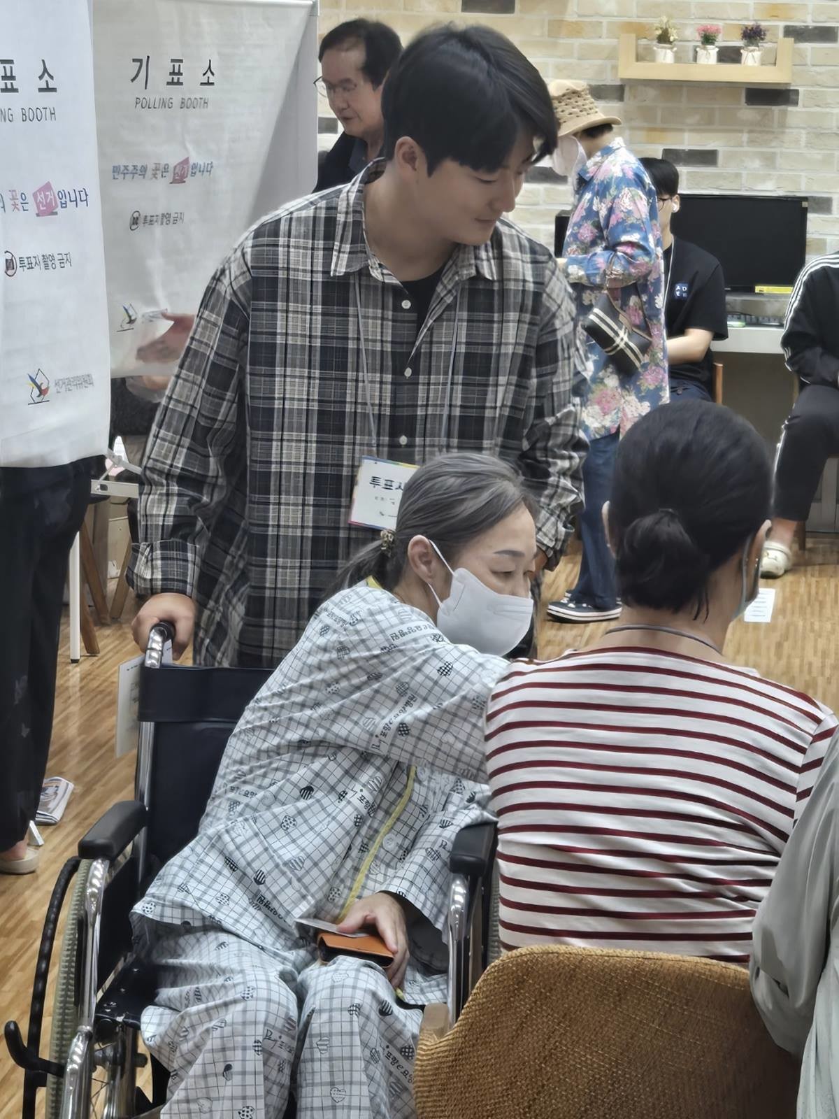 3일 오전 경북 포항시 북구 포항고용복지센터에 마련된 투표소에서 휠체어에 의지한 60대 박 모 씨(여)가 의료진과 투표 종사원의 도움을 받아 소중한 한 표를 행사했다./포항e요양병원