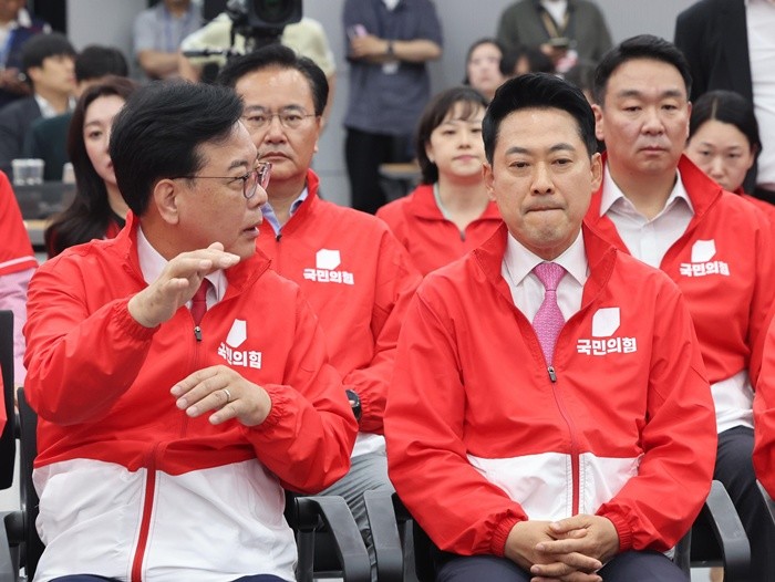 장동혁 국민의힘 대표와 송언석 원내대표가이 3일 오후 서울 여의도 중앙당사에 마련된 개표상황실에서 지방선거 및 국회의원 보궐선거 출구조사 방송을 지켜보고 있다. 2026.6.3/뉴스1