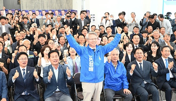 더불어민주당 민형배 전남광주통합특별시장 후보가 3일 오후 광주 서구 마륵동에 있는 선거사무소에서 출구조사 결과를 본 뒤 만세하고 있다.  / 노해섭 기자