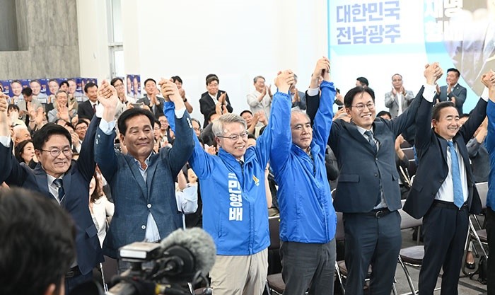 더불어민주당 민형배 전남광주통합특별시장 후보가 3일 오후 광주 서구 마륵동에 있는 선거사무소에서 출구조사 결과를 본 뒤 만세하고 있다.  / 노해섭 기자