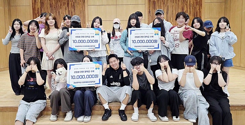 호남대학교 반려동물산업학과(학과장 이문영)는 6월 2일 2026학년도 학과 신입생 전원에게 총 1000만원 규모의 ‘반려의 꿈’ 장학금을 수여하며 3년 연속 장학 지원을 이어가고 있다. / 호남대