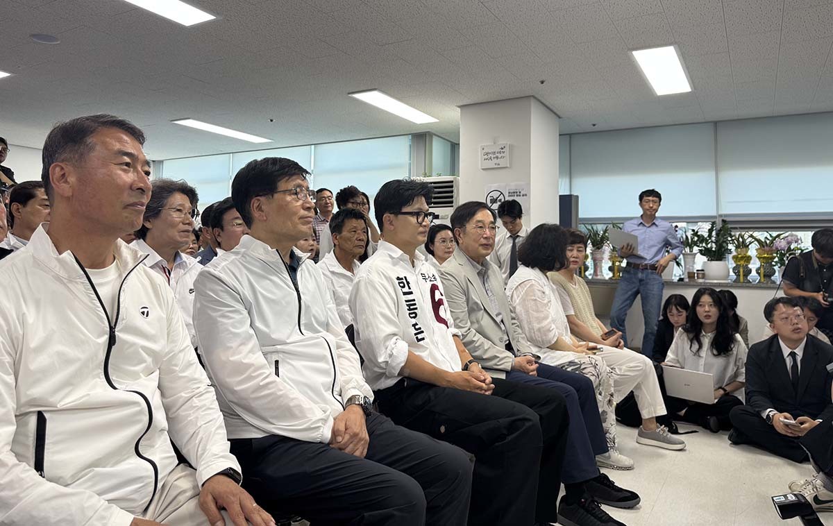 한동훈 무소속 후보가 3일 부산 북구 선거사무소에서 캠프 관계자들과 함께 출구조사 결과 발표를 지켜보고 있다. / 사진=이하 최학봉 기자 <저작권자(c) 위키트리, 무단 전재-재배포 금지>