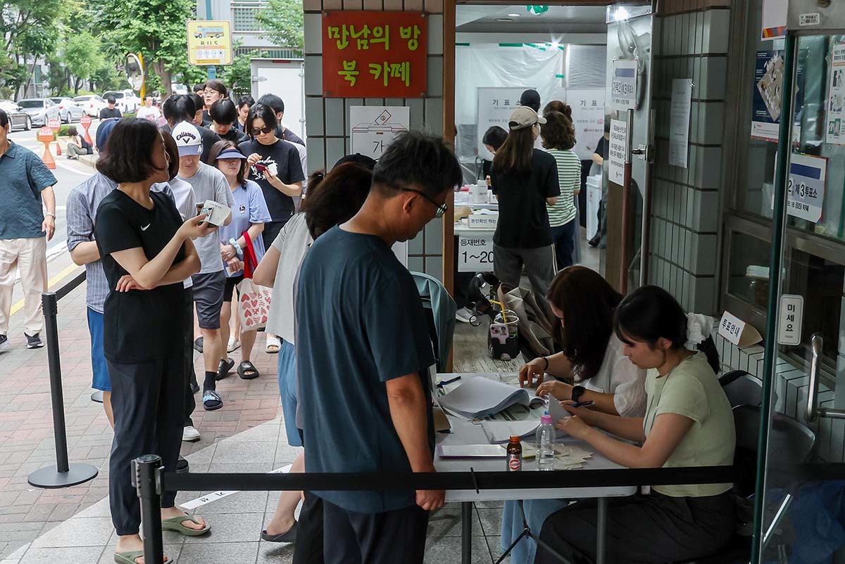 방송사 출구조사 결과 확인하고 투표... 한국 선거 역사상 초유의 사태