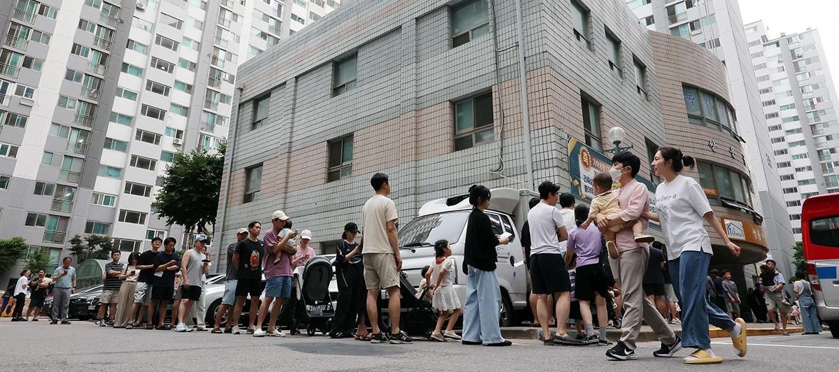 제9회 전국동시지방선거일인 3일 서울시 송파구의 가락쌍용 아파트 단지 내에 마련된 가락2동 제3, 7투표소를 찾은 유권자들이 투표용지가 부족한 상황이 해소될 때까지 길게 줄지어 대기하고 있다. / 뉴스1