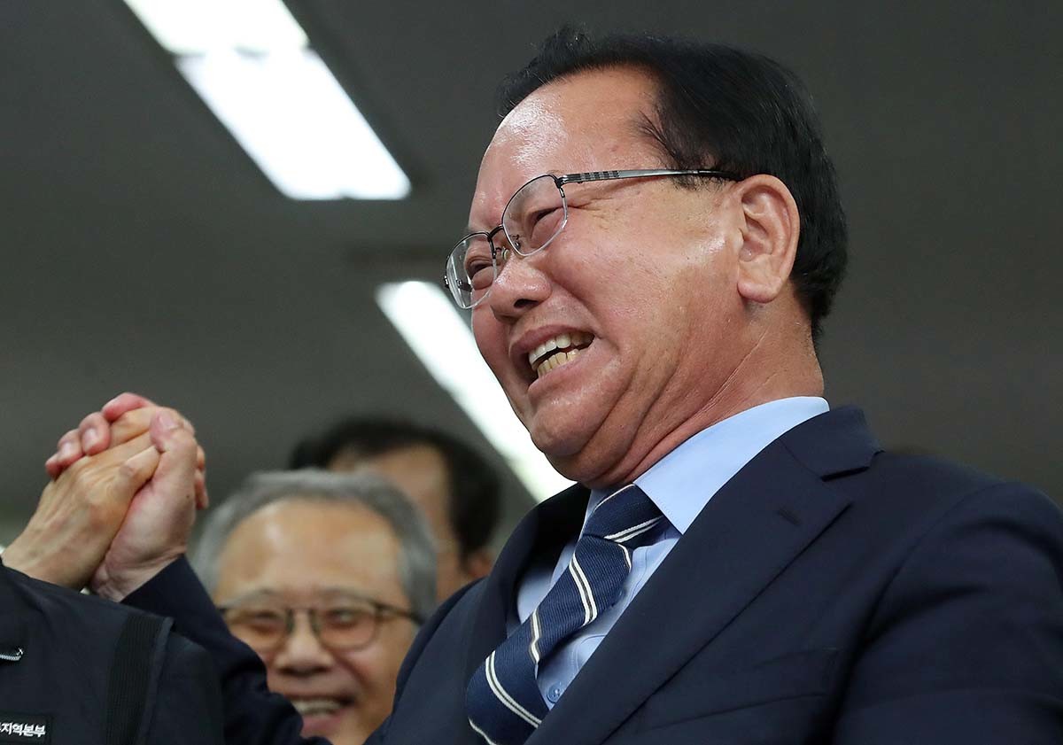 김부겸 더불어민주당 대구시장 후보가 3일 오후 대구 달서구 선거캠프에서 지지자들과 6·3 지방선거 출구조사 결과를 지켜보며 환호하고 있다. / 뉴스1