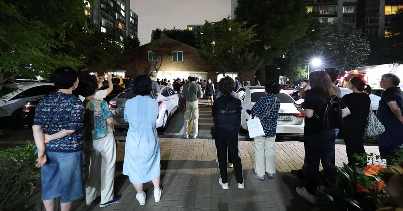 제9회 동시지방선거일인 3일 오후 서울 송파구 우성아파트 경로당에 마련된 잠실7동 제2투표소에서 투표용지 부족사태로 대기표를 받은 유권자들이 투표시간이 지나 투표하기 위해 입장하고 있다. 뒤는 이를 지켜보는 주민들. 2026.6.3/뉴스1
