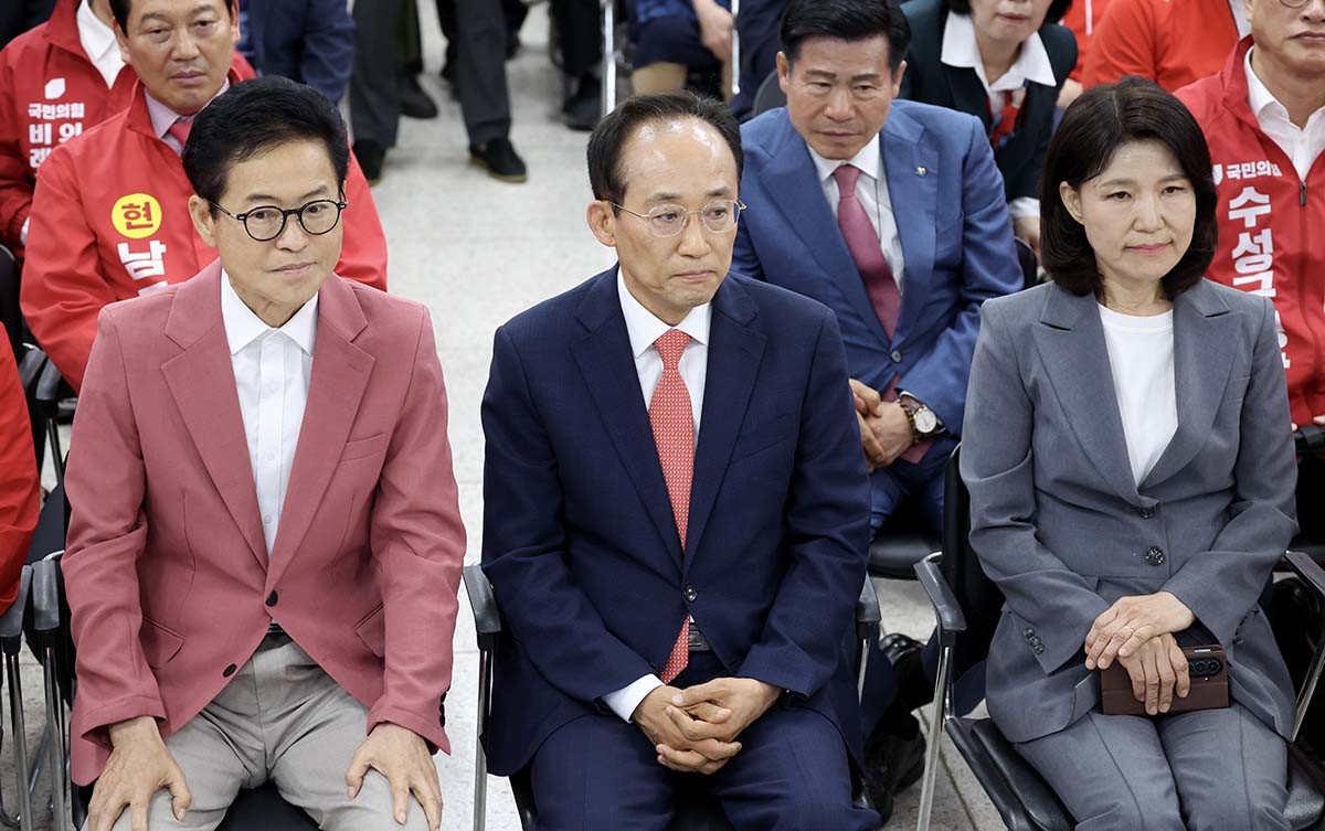 이철우 국민의힘 경북도지사 후보와 추경호 국민의힘 대구시장 후보, 이진숙 대구 달성군 국회의원 후보가 3일 대구 수성구 국민의힘 대구광역시당에서 방송3사 출구조사를 시청하고 있다. / 뉴스1 (공동취재)
