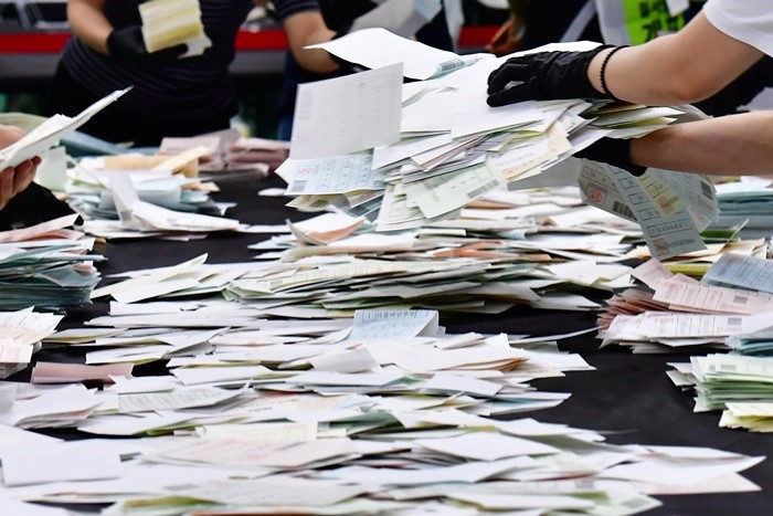 3일 오후 경북 포항시 남구 만인당에 마련된 제9회 전국동시지방선거 개표소에서 투표종사원들이 투표지를 분류하고 있다. 2026.6.3/뉴스1