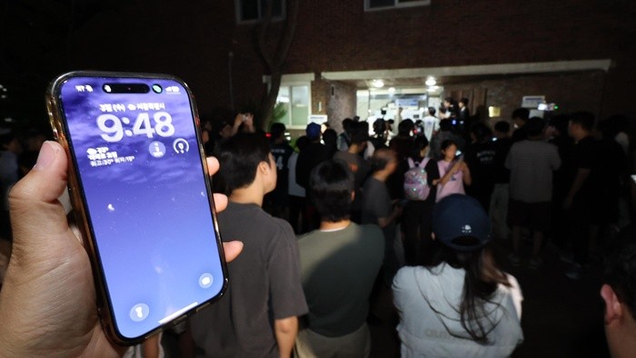 제9회 전국동시지방선거일인 3일 오후 투표용지 부족 사태로 투표 시간이 오후 10시까지 연장된 서울 송파구 잠실7동 제2투표소 앞에 취재진과 주민들이 모여있다. 2026.6.3/뉴스1