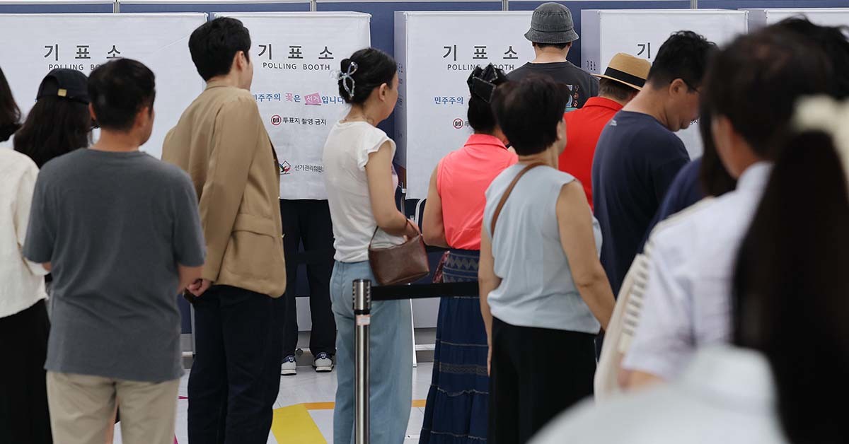제9회 전국동시지방선거 및 국회의원 재·보궐선거일인 3일 서울 강남구 강남구청에 마련된 삼성2동 제5투표소에서 시민들이 투표를 하기 위해 줄을 서고 있다.  / 뉴스1