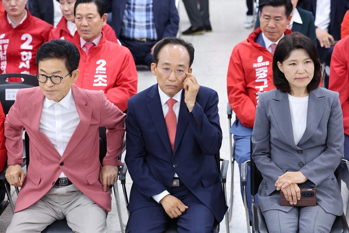 이철우 국민의힘 경북도지사 후보와 추경호 국민의힘 대구시장 후보, 이진숙 대구 달성군 국회의원 후보가 3일 대구 수성구 국민의힘 대구광역시당에서 방송3사 출구조사를 시청하고 있는 모습 / 뉴스1