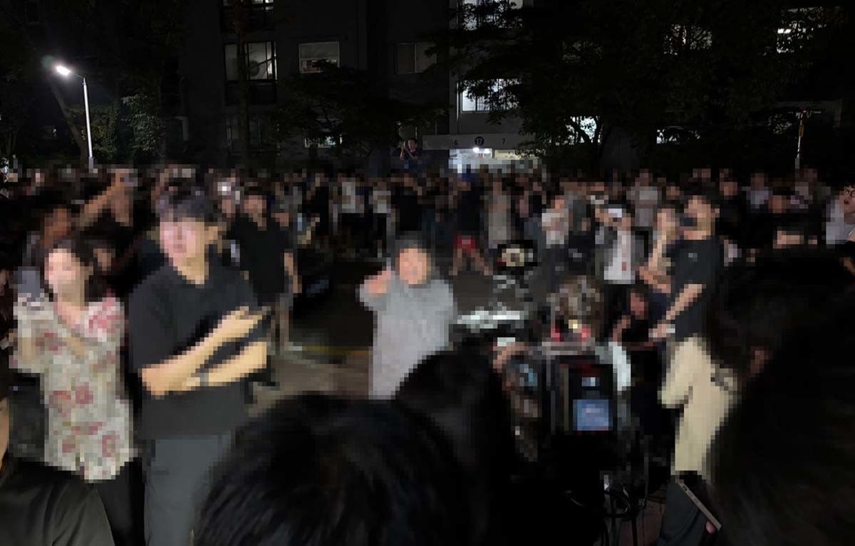 투표용지 부족 사태로 혼란에 빠졌던 서울 송파구 잠실7동 제2투표소에서 3일 밤 선거관리위원회 직원과 시민이 투표함 반출을 둘러싸고 대치하는 상황이 벌어졌다. / 연합뉴스