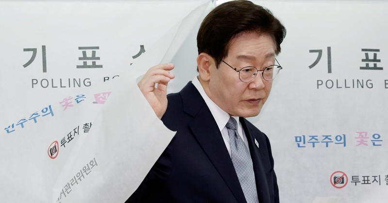 이재명 대통령이 제9회 전국동시지방선거 사전투표 첫날인 29일 서울 삼청동 주민센터에 마련된 사전투표소에서 투표를 하고 있다. 2026.5.29/뉴스1