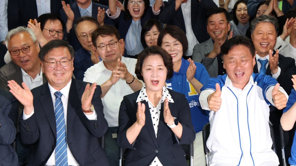추미애 더불어민주당 경기도지사 후보가 3일 오후 경기 수원시 팔달구 마라톤빌딩에 마련된 선거사무소에서 캠프 관계자 및 지지자들과 출구조사 발표를 시청하고 있다. / 뉴스1