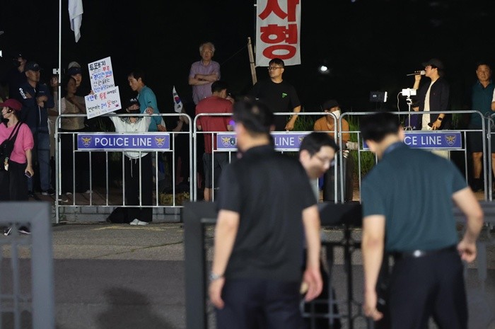 3일 오후 경기 과천시 중앙선거관리위원회 앞에서 시민들이 6·3 지방선거 투표용지 부족 사태와 관련해 항의하고 있다. 2026.6.3/뉴스1
