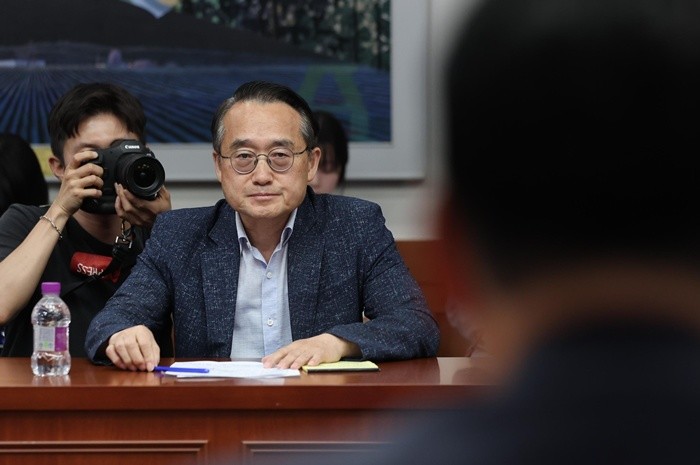허철훈 중앙선관위 사무총장이 6·3 지방선거 본투표가 실시된 3일 경기 과천 중앙선관위에서 서울 송파구 등 일부 투표소에서 벌어진 투표용지 부족 사태와 관련해 방문한 장동혁 국민의힘 대표의 항의를 받고 있다. 2026.6.3/뉴스1