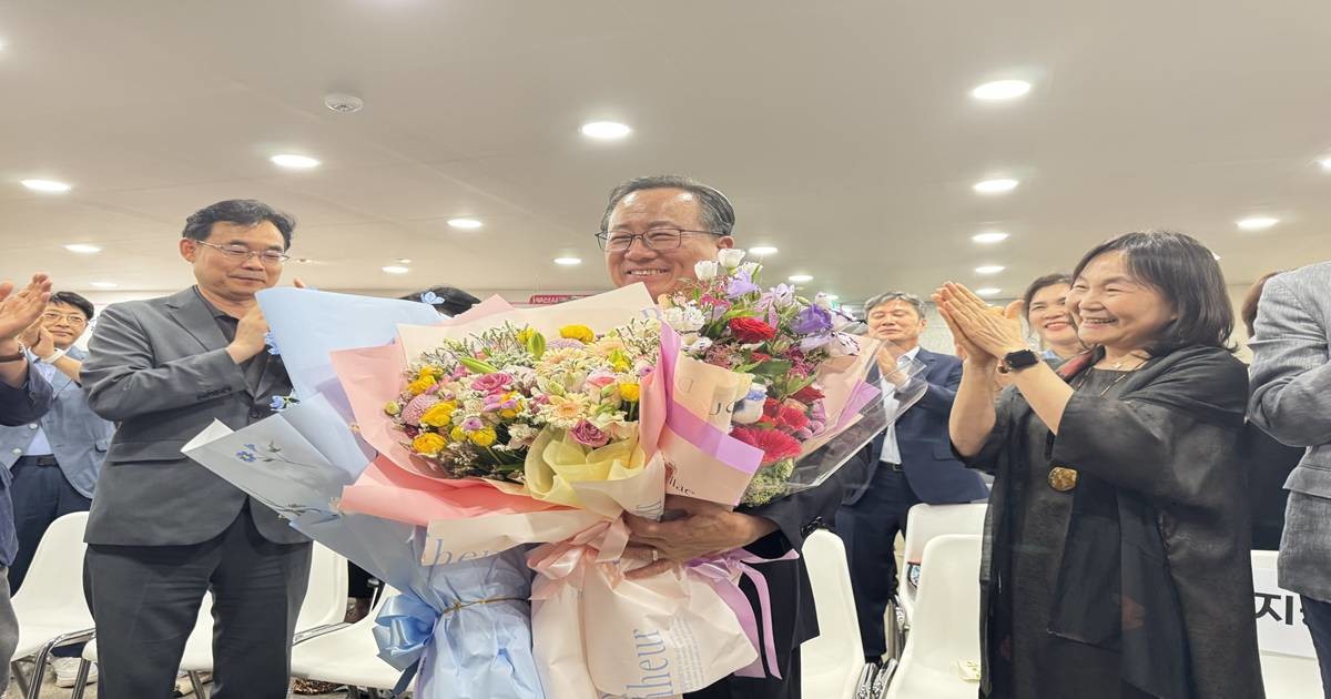 당선이 확정된 직후 김 당선인은 “부산 시민과 교육가족 여러분의 선택에 깊이 감사드린다”며 “학생들이 행복하게 배우고 교사들이 교육에 전념할 수 있는 학교를 만드는 데 모든 역량을 집중하겠다”고 밝혔다. / 사진=최학봉 기자