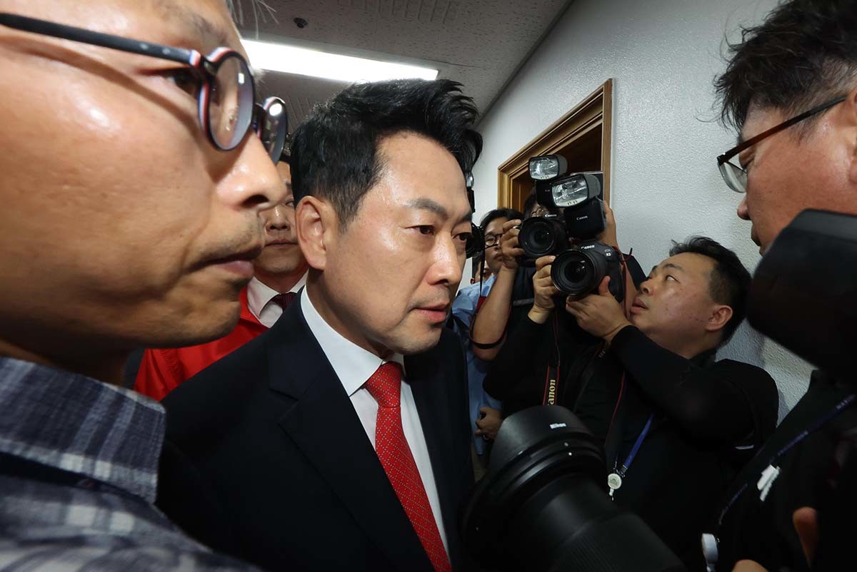 장동혁 국민의힘 대표가 6·3 지방선거 본투표가 실시된 3일 서울 송파구 등 일부 투표소에서 벌어진 투표용지 부족 사태와 관련해 경기 과천 중앙선거관리위원회를 항의 방문해 노태악 선관위원장과 면담을 위해 이동하고 있다. / 뉴스1