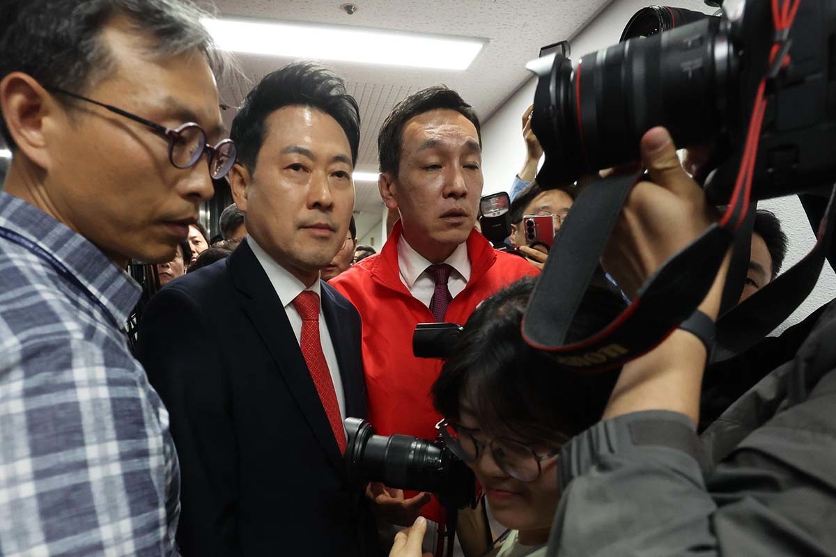 장동혁 국민의힘 대표가 6·3 지방선거 본투표가 실시된 3일 서울 송파구 등 일부 투표소에서 벌어진 투표용지 부족 사태와 관련해 경기 과천 중앙선거관리위원회를 방문, 노태악 중앙선거관리위원장과의 면담을 위해 이동하고 있다. / 뉴스1