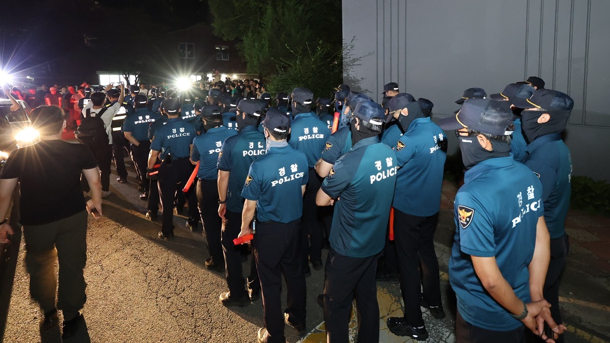 대체 무슨 일?...서울 잠실 투표소에 결국 '경찰 기동대'까지 투입됐다