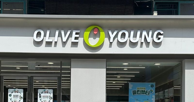 외국인들이 한국 여름 버티려고 올리브영에서 사는 뜻밖의 생존템 